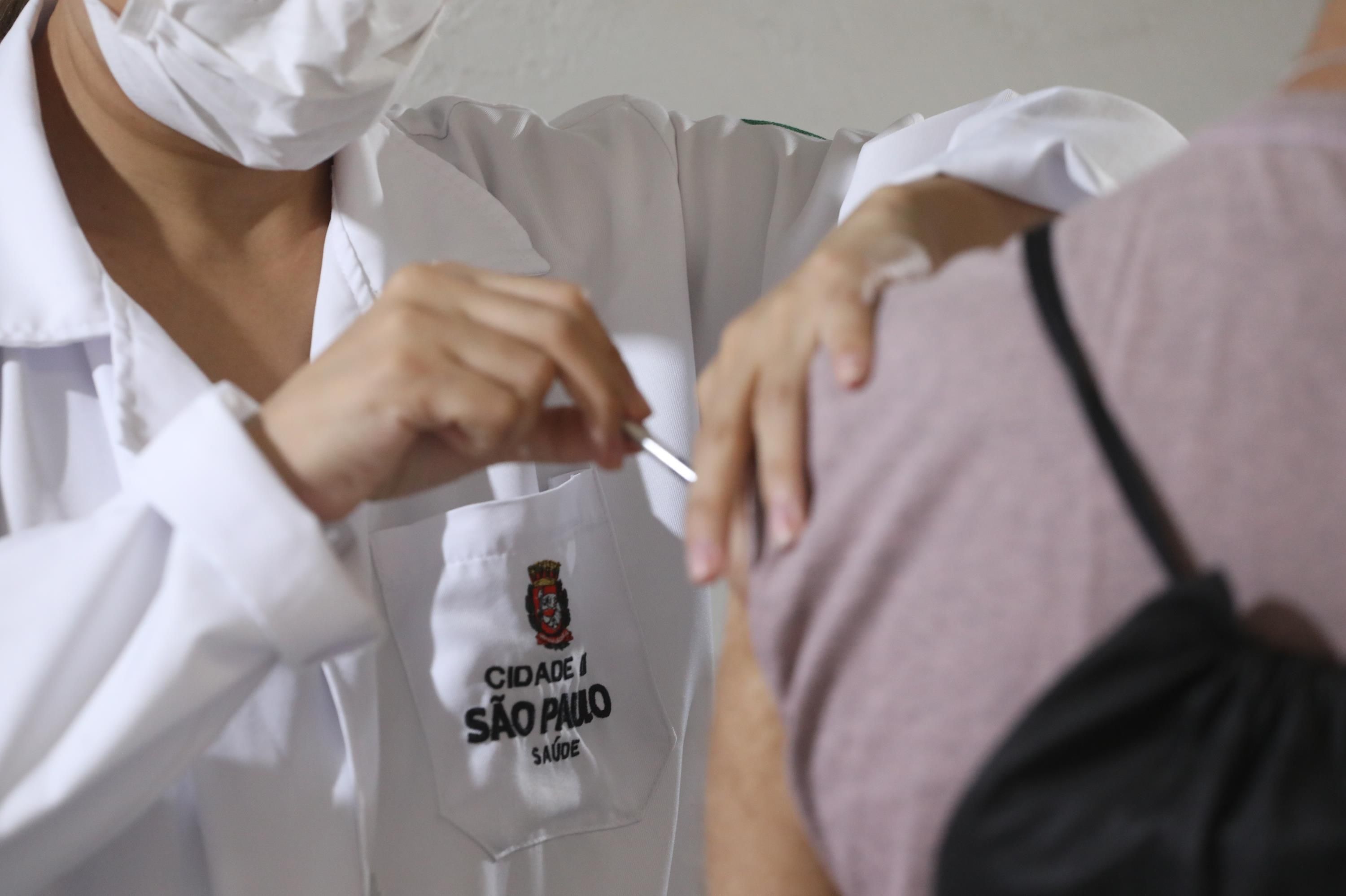 SP - VACINAÇÃO-CONTRA-COVID-19-MOEMA - GERAL - Idosos recebem vacina bivalente contra a Covid-19 em posto de saúde na região da Moema em São Paulo (SP), nesta quarta-feira (1). 01/03/2023