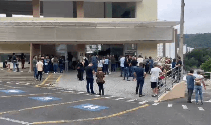 Crianças mortas em ataque a creche são veladas em Blumenau