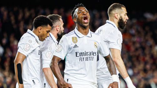 Vinicius Jr comemora o primeiro gol do Real Madrid na goleada sobre o Barcelona