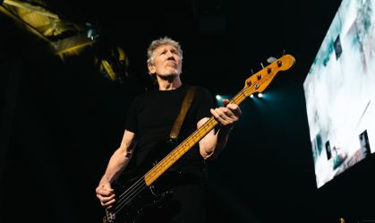 Roger Waters diz que roupa usada em show em Berlim é manifesto antifascista