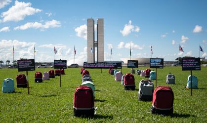 Mochilas são colocadas em frente ao Congresso em ato em defesa do PL das Fake News