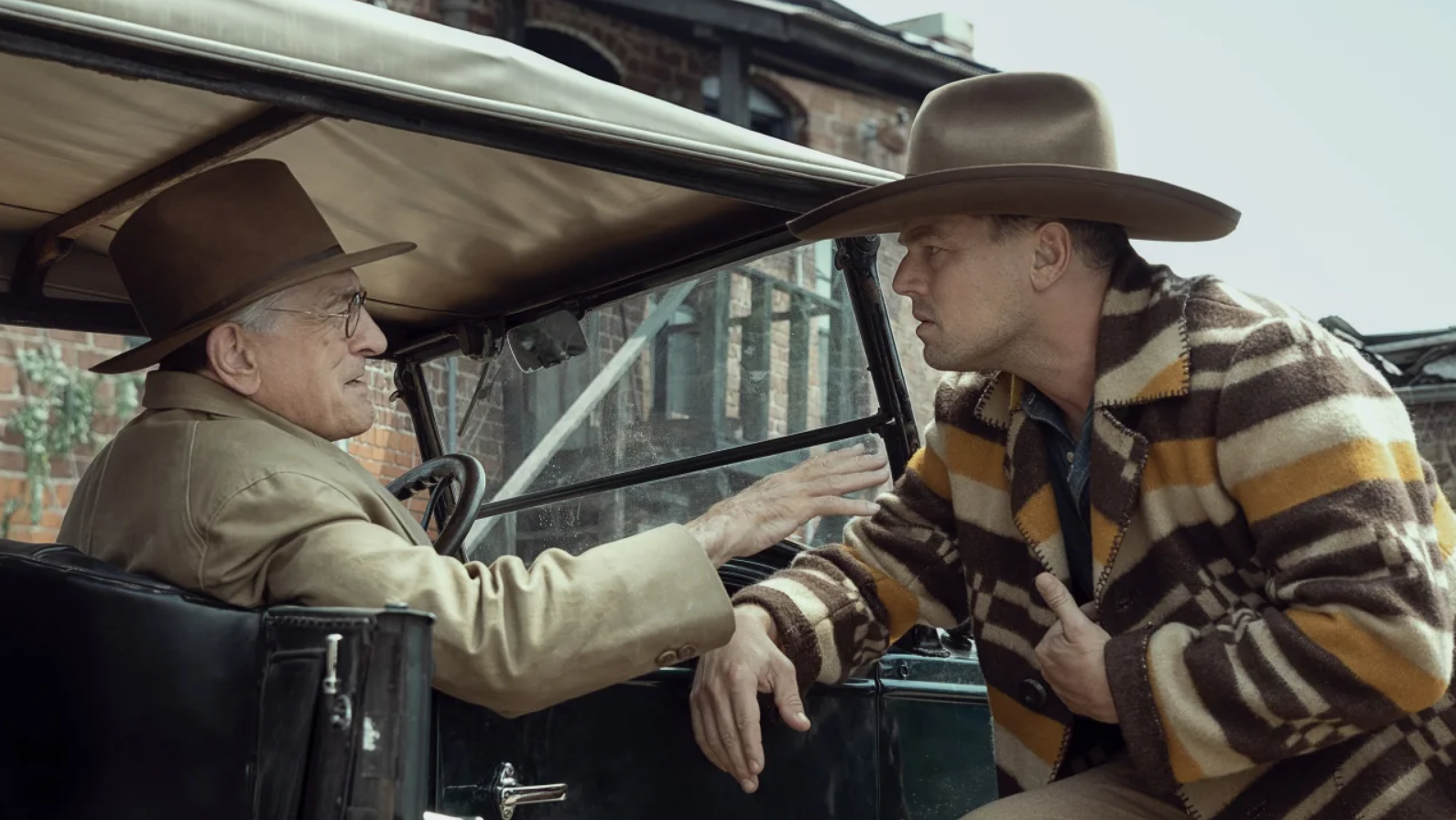 (Da esquerda) Robert De Niro e Leonardo DiCaprio contracenam em "Killers of the Flower Moon", de Martin Scorcese. / Melinda Sue Gordon/Apple TV+