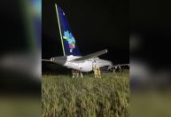 Avião da Azul ultrapassa limite da pista ao pousar em aeroporto de Salvador
