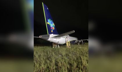 Avião da Azul ultrapassa limite da pista ao pousar em aeroporto de Salvador