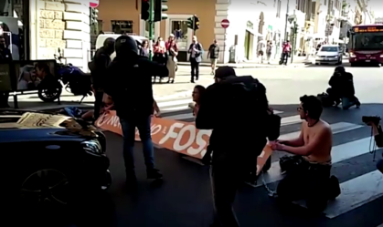 Ativistas do clima bloqueiam rua com manifestação topless em Roma