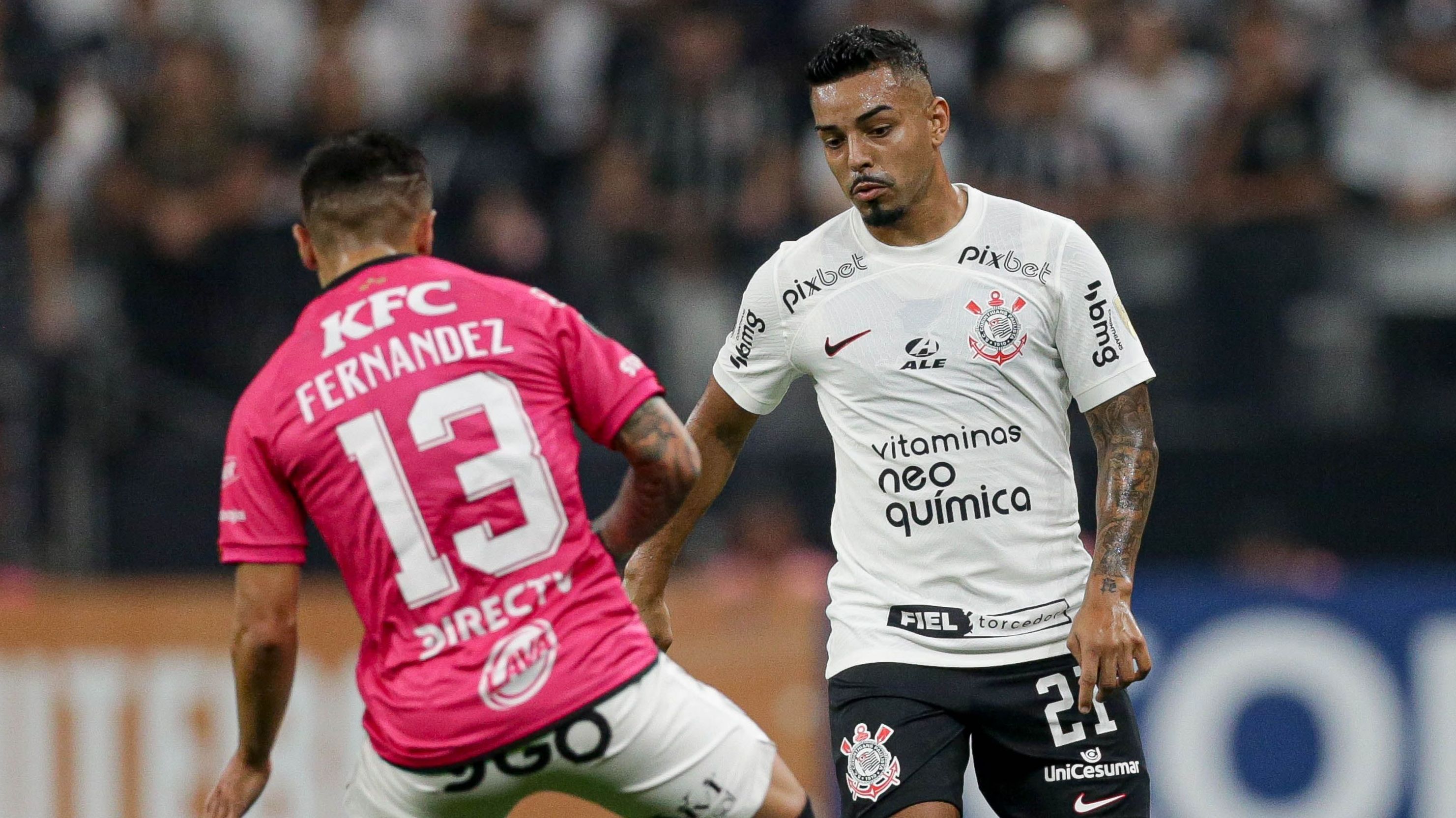Matheus Bidu é cercado por Matías Fernández