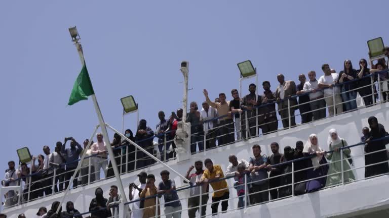 Milhares chegam à Arábia Saudita depois de deixarem o Sudão, por conta dos conflitos que tomaram o país há algumas semanas. Três brasileiros seguem aguardando o momento de partir / Reuters