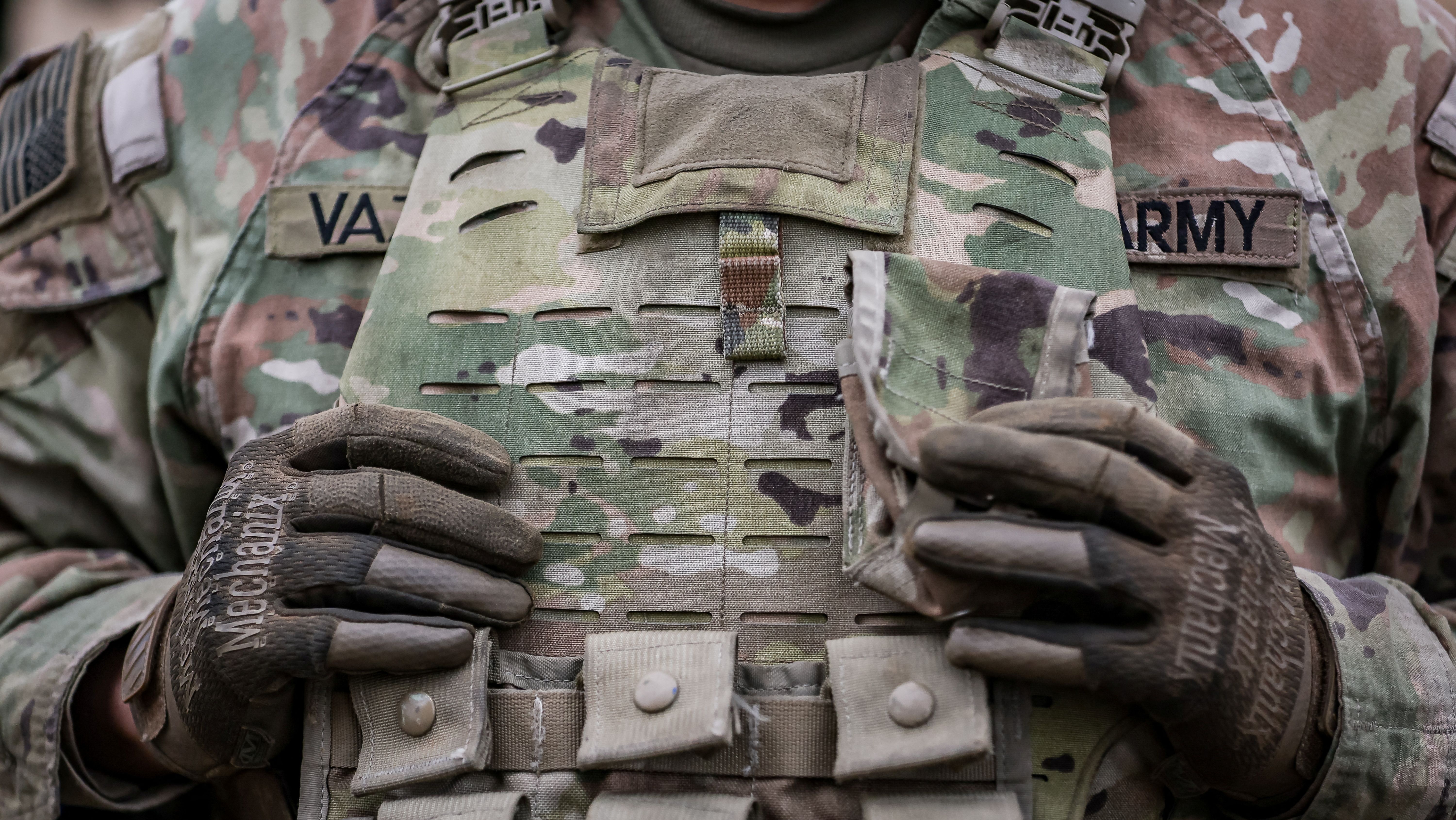 Um soldado do Exército dos EUA durante exercício de tiro na Alemanha
