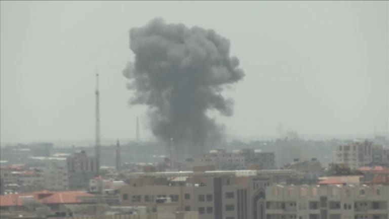 Fumaça após ataques aéreos israelenses sobre a cidade de Gaza