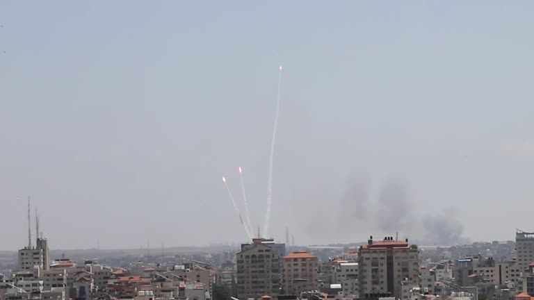 Grupos de resistência palestinos respondem disparando foguetes de Gaza para Israel enquanto Israel continua a atacar a cidade de Gaza, em 12 de maio de 2023. / Reuters