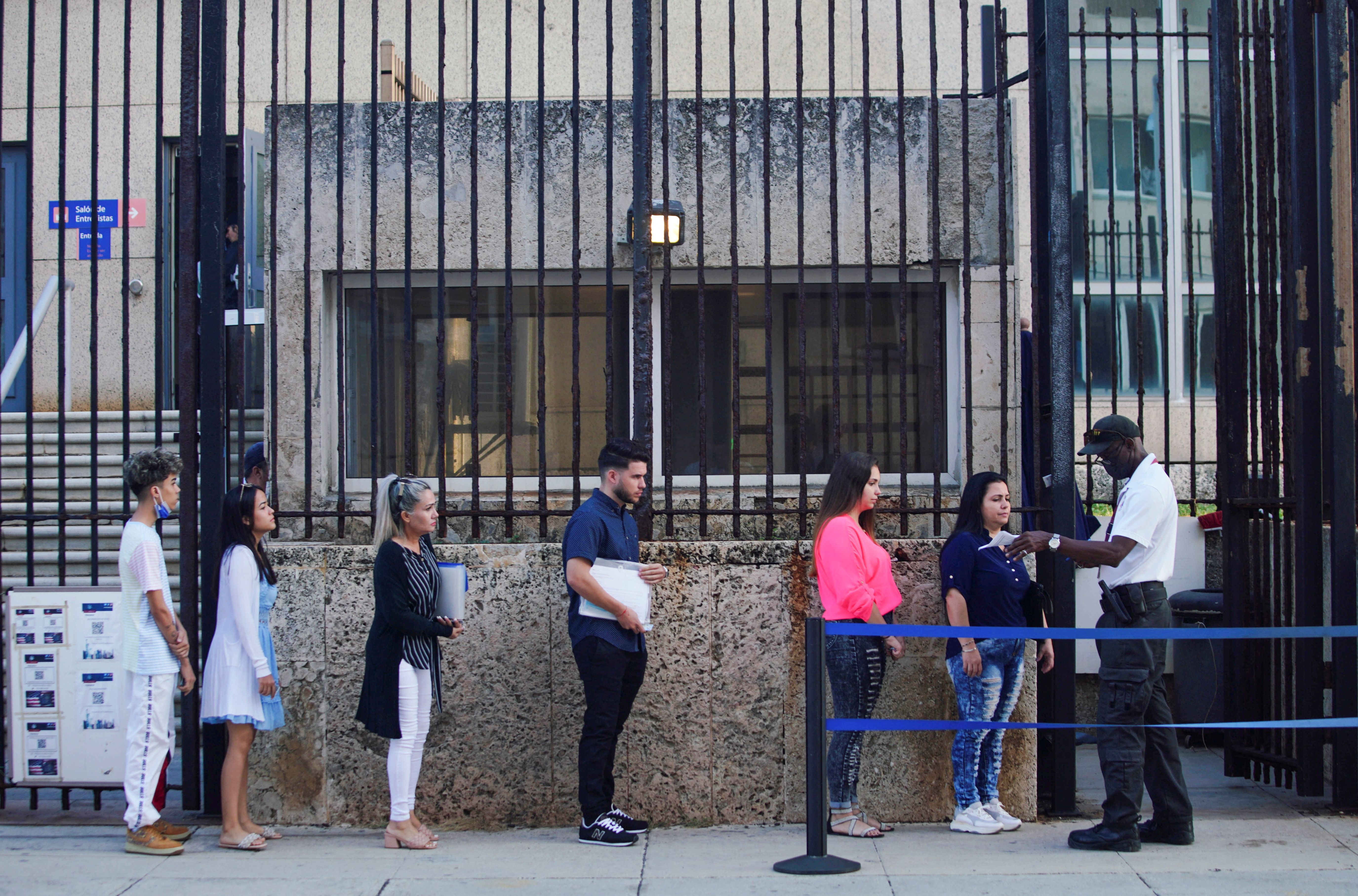 Pessoas aguardam em fila para entrar na embaixada dos Estados Unidos em Havana, Cuba