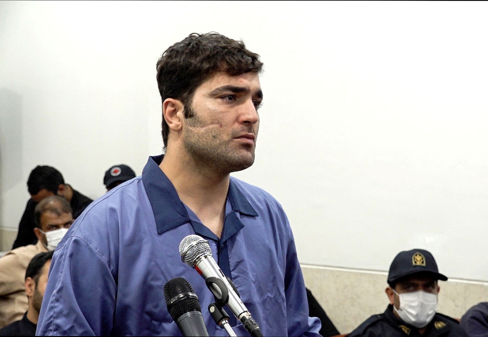 Majid Kazemi é apresentado em tribunal enquanto ele, Saeid Yaghoubi e Saleh Mirhashemi são acusados ​​de terem matado membros das forças de segurança durante protestos em todo o país