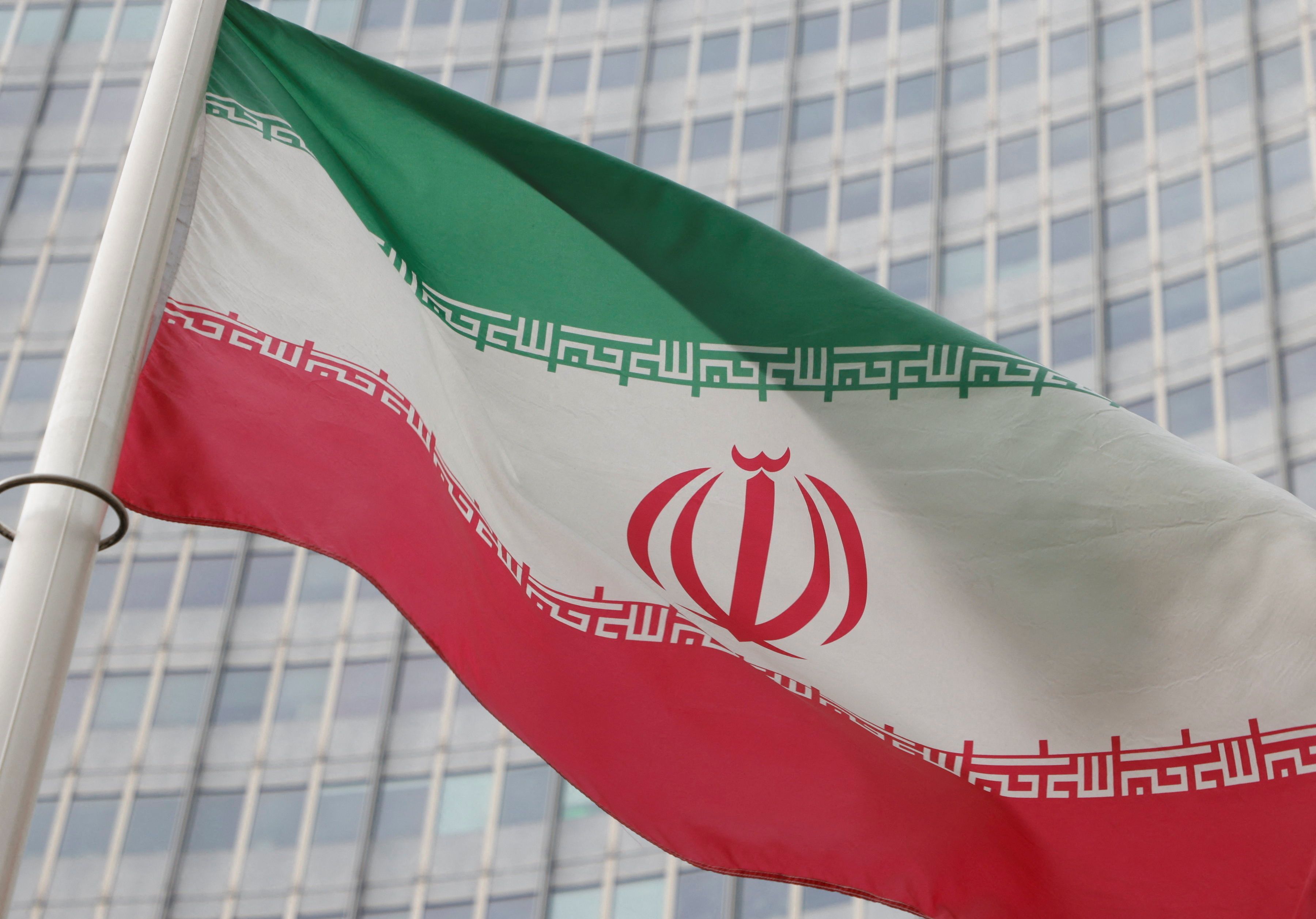 Bandeira iraniana tremula fora da sede da Agência Internacional de Energia Atômica (AIEA) em Viena, Áustria