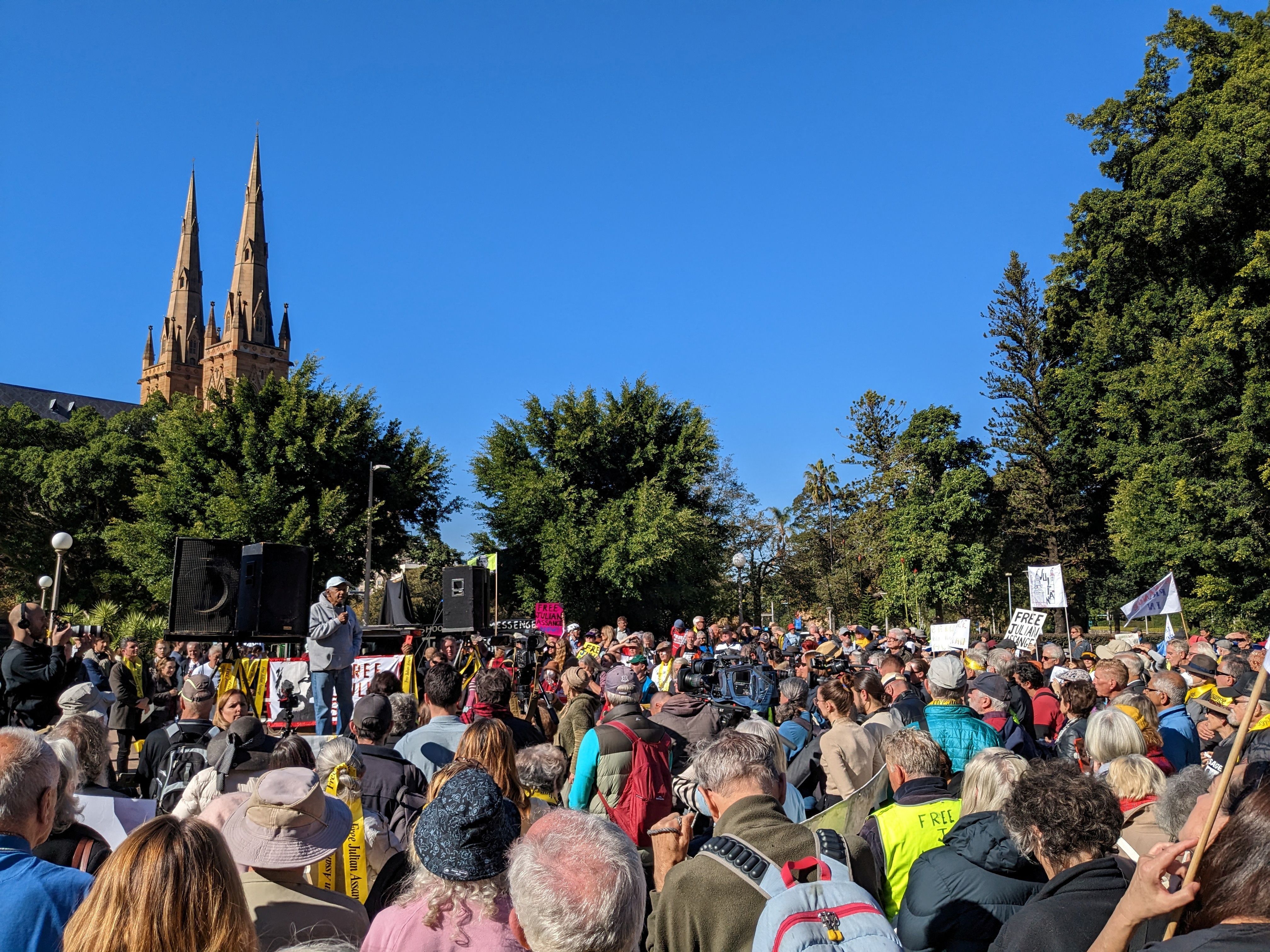 Apoiadores de Julian Assange fazem manifestação no Hyde Park, Sydney, Austrália. / Lewis Jackson/Reuters (24.mai.23)