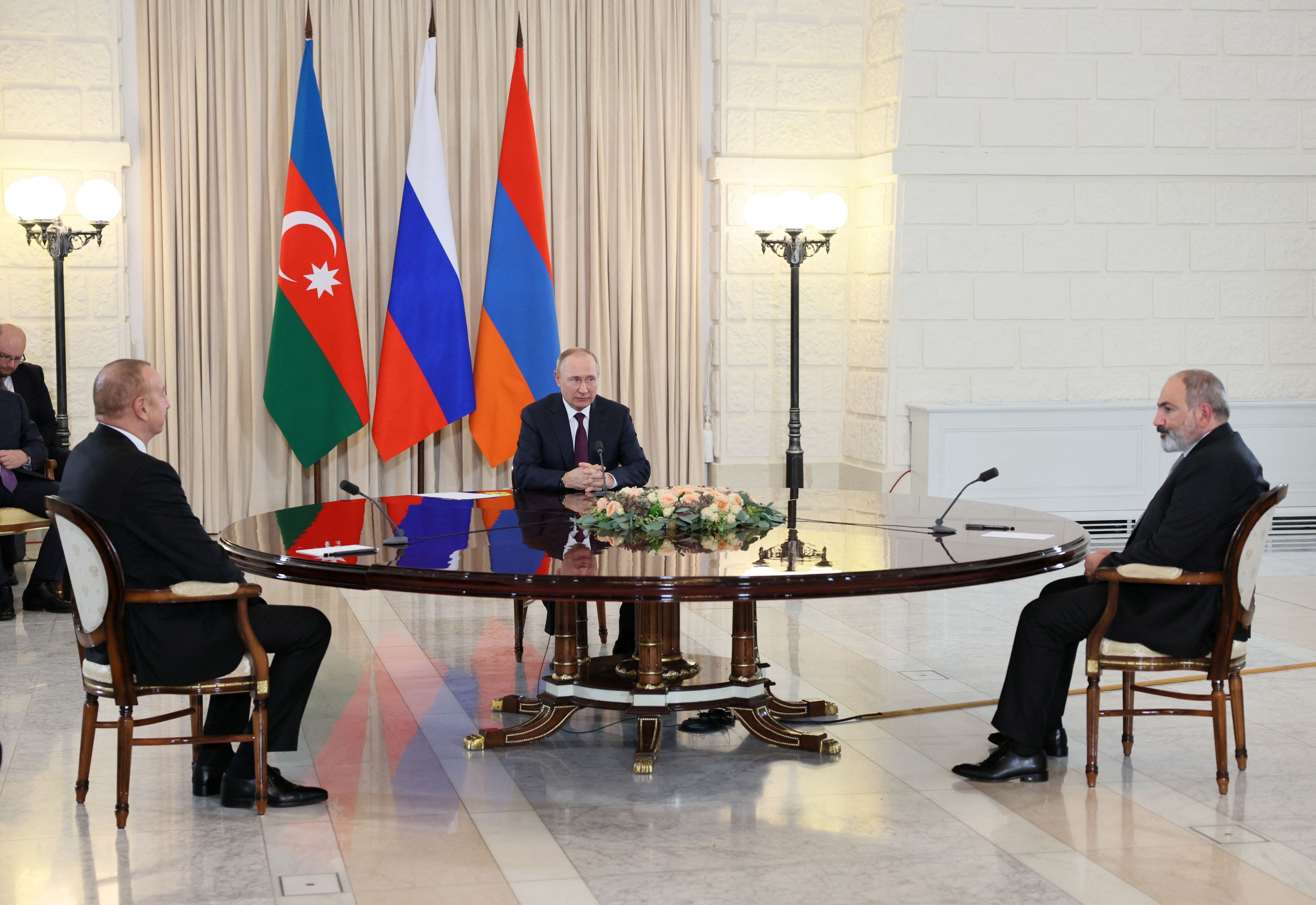 Presidente russo, Vladimir Putin, com premiê armênio Pashinyan e presidente do Azerbaijão Aliyev em Sochi
