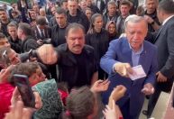 Candidato à reeleição, Erdogan cumpre tradição e distribui dinheiro após votar no 2º turno