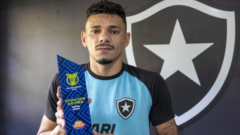 Tiquinho Soares com o prêmio de melhor do Brasileirão em abril