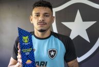 Tiquinho Soares doa prêmio de melhor do mês no Brasileirão para ONG LGBTQIA+