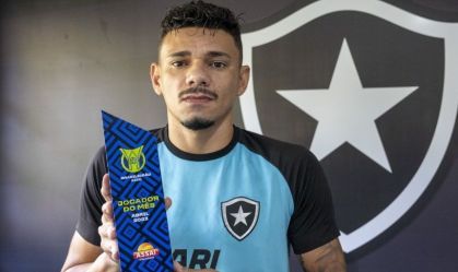 Tiquinho Soares com o prêmio de melhor do Brasileirão em abril