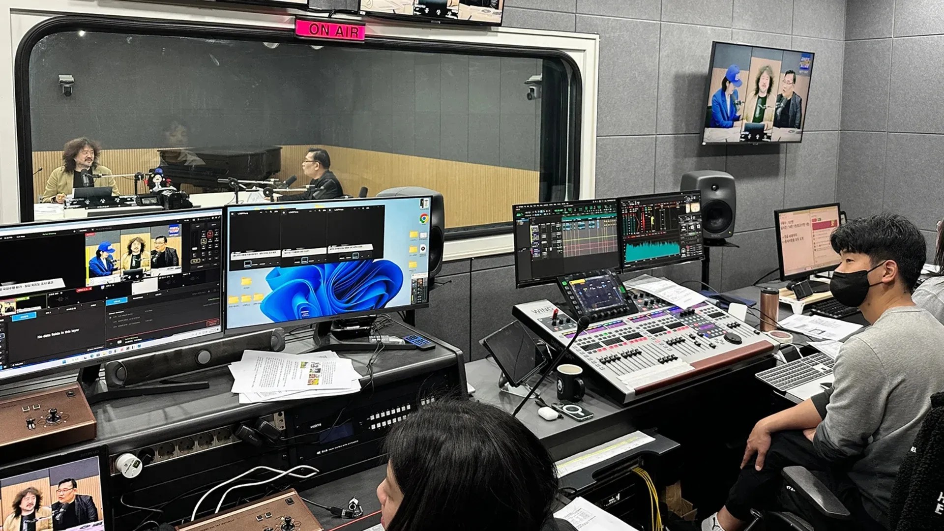 Equipe de produção de "Modesty is Nothing" trabalha em um show ao vivo em seu estúdio em Seul em 13 de março de 2023 / Yoonjung Seo/CNN