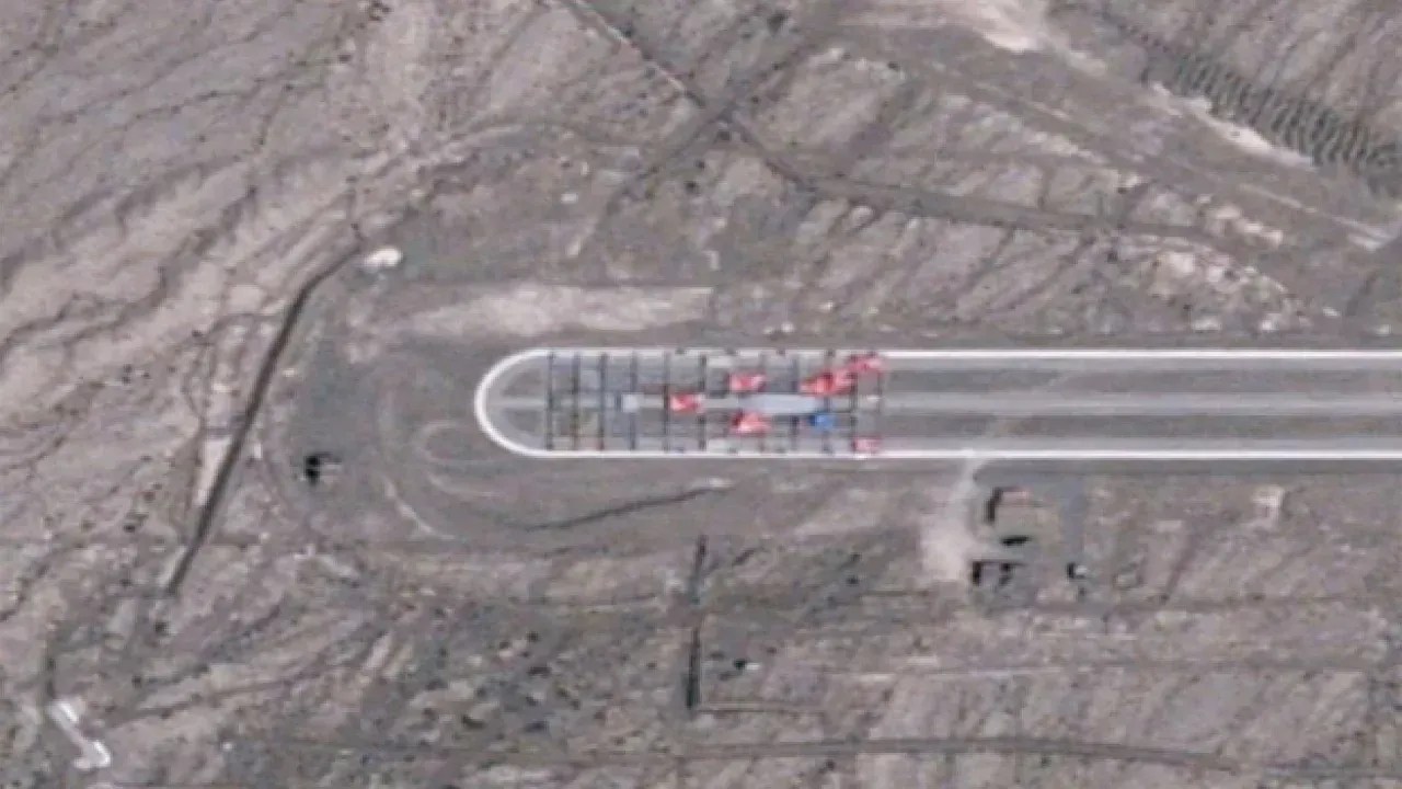 Em 10 de agosto de 2022, um satélite BlackSky captou imagens da armação fora do hangar e no ponto de articulação da pista. Lonas cobrindo partes da armação indicam que ela pode ter passado por algum tipo de teste ou manutenção./Cortesia BlackSky
