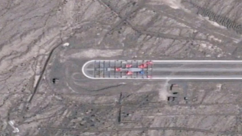 Em 10 de agosto de 2022, um satélite BlackSky captou imagens da armação fora do hangar e no ponto de articulação da pista. Lonas cobrindo partes da armação indicam que ela pode ter passado por algum tipo de teste ou manutenção./Cortesia BlackSky