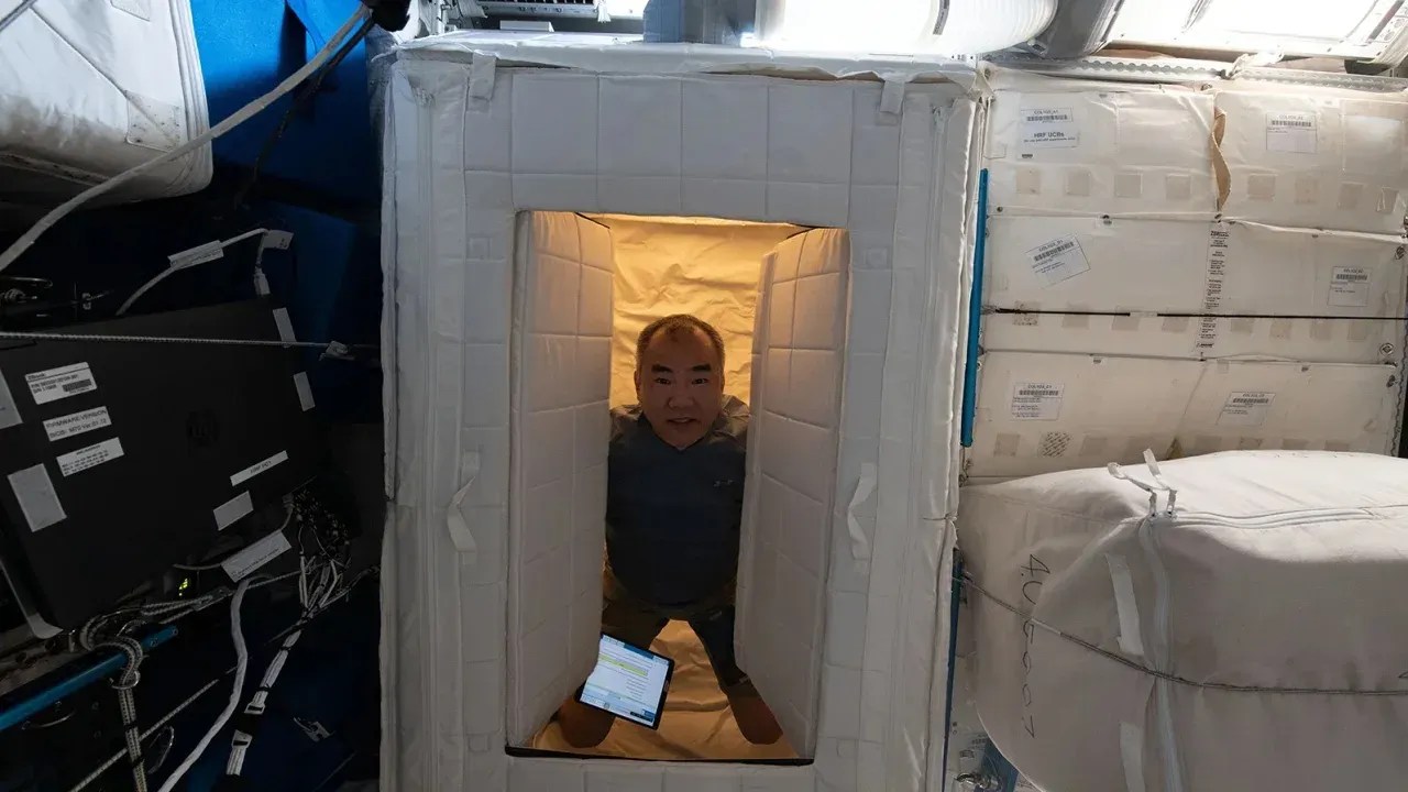 O ex-astronauta da Agência de Exploração Aeroespacial do Japão, Soichi Noguchi, está dentro de uma estação de sono na estação espacial em abril de 2021 / NASA