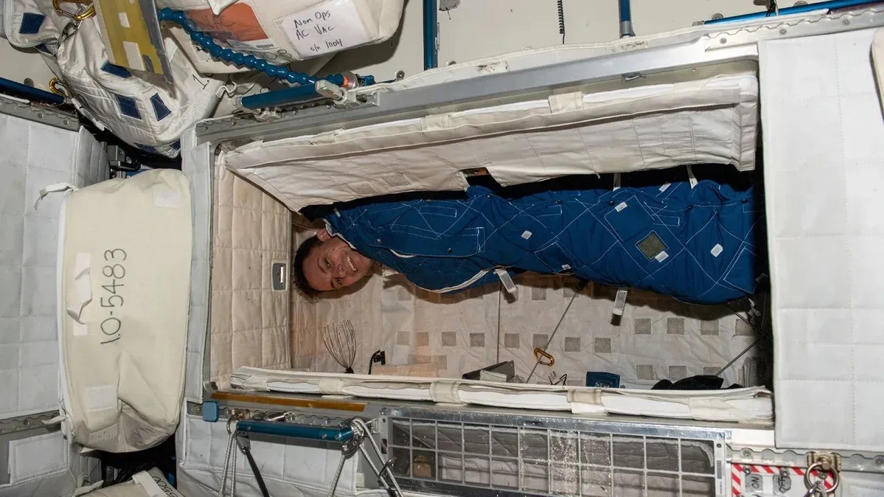 230510105733-02-sleeping-in-space-cassada