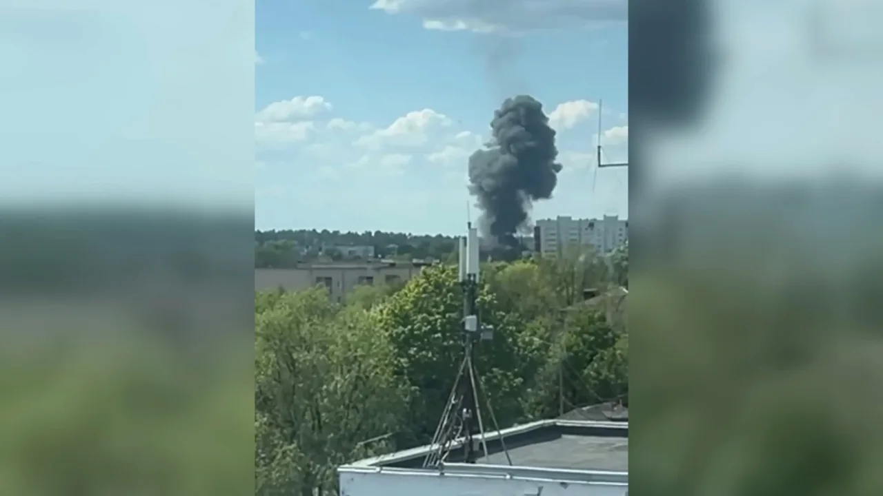 A fumaça sobe depois que um avião de guerra SU-34 caiu em Bryansk, na Rússia, em 13 de maio. / kommersant/Telegram