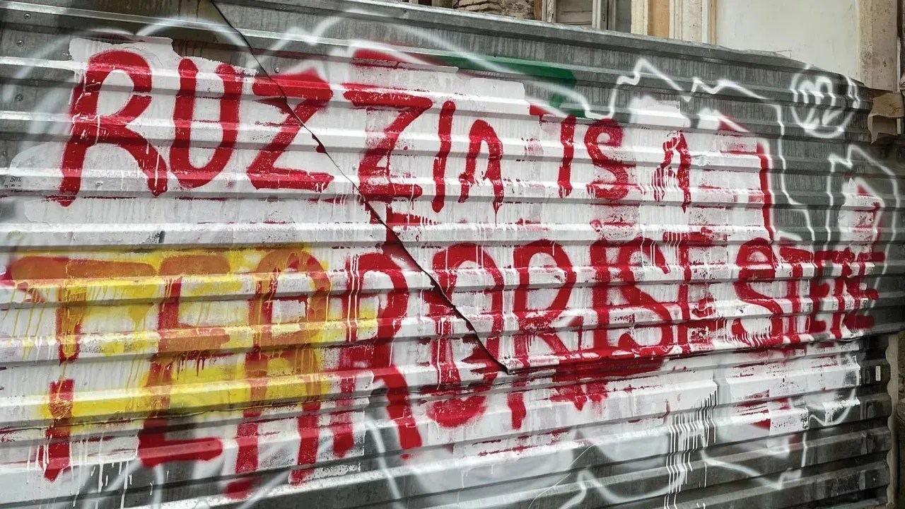 “Ruzzia é um estado terrorista" é pulverizado em muitas ruas em Tbilisi, escrito usando o sinal russo "Z" / Christian Edwards/CNN