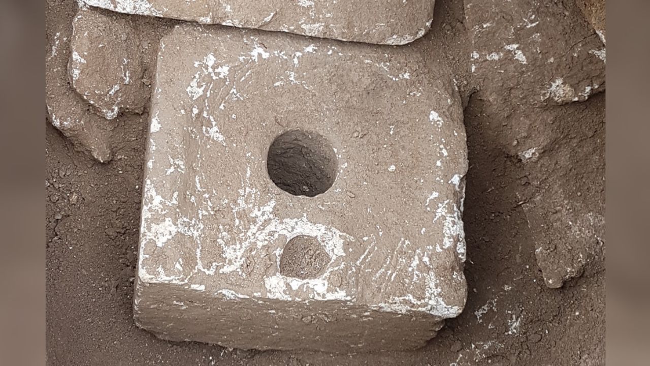 Um assento de vaso sanitário de pedra foi escavado em 2019 ao sul de Jerusalém, no bairro de Armon ha-Natziv. / Y. Billig/Divulgação