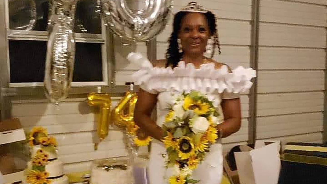 Ena Jones, de 52 anos, casou consigo mesmo no seu anivesário de 50 anos, em 2020 / Arquivo Pessoal