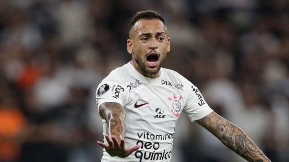 Maycon, do Corinthians, gesticula durante jogo contra o Del Valle