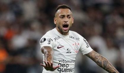 Maycon, do Corinthians, gesticula durante jogo contra o Del Valle