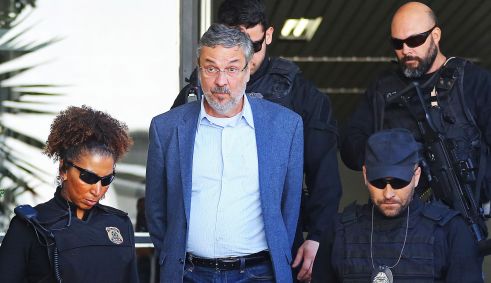 O ex-ministro da Fazenda e da Casa Civil Antônio Palocci realiza exame de corpo de delito no IML (Instituto Médico Legal) de Curitiba (PR) após ser preso no âmbito da Operação Lava Jato