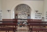 Capela católica sofre vandalismo e pichação com frases terraplanistas no interior de SP