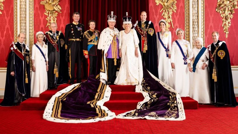 Foto oficial da coroação de Rei Charles III e rainha Camilla com a Família Real Britânica / Divulgação/Família Real Britânica