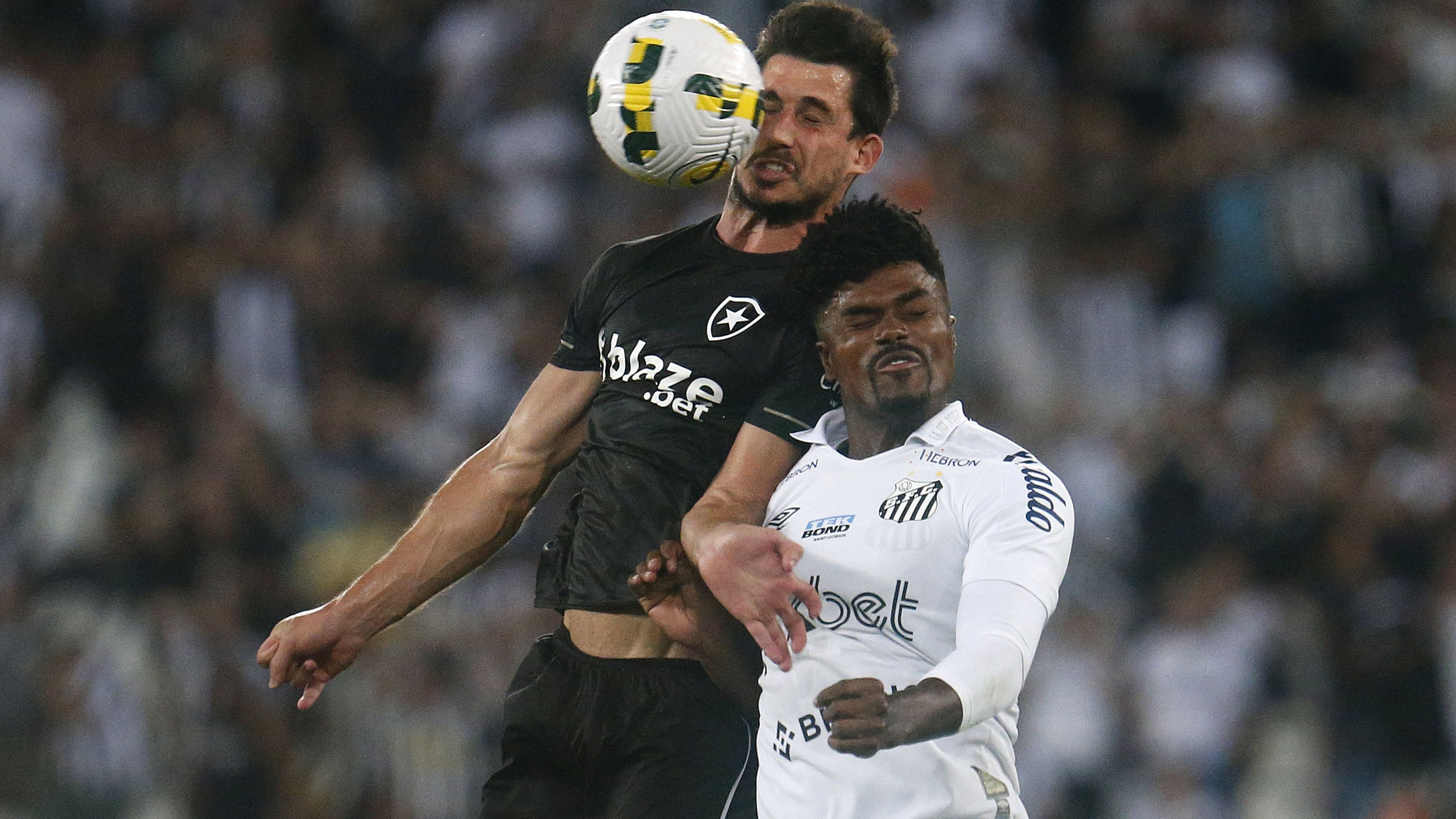 Eduardo Bauermann disputa bola aérea no jogo contra o Botafogo; ele seria expulso no fim da partida