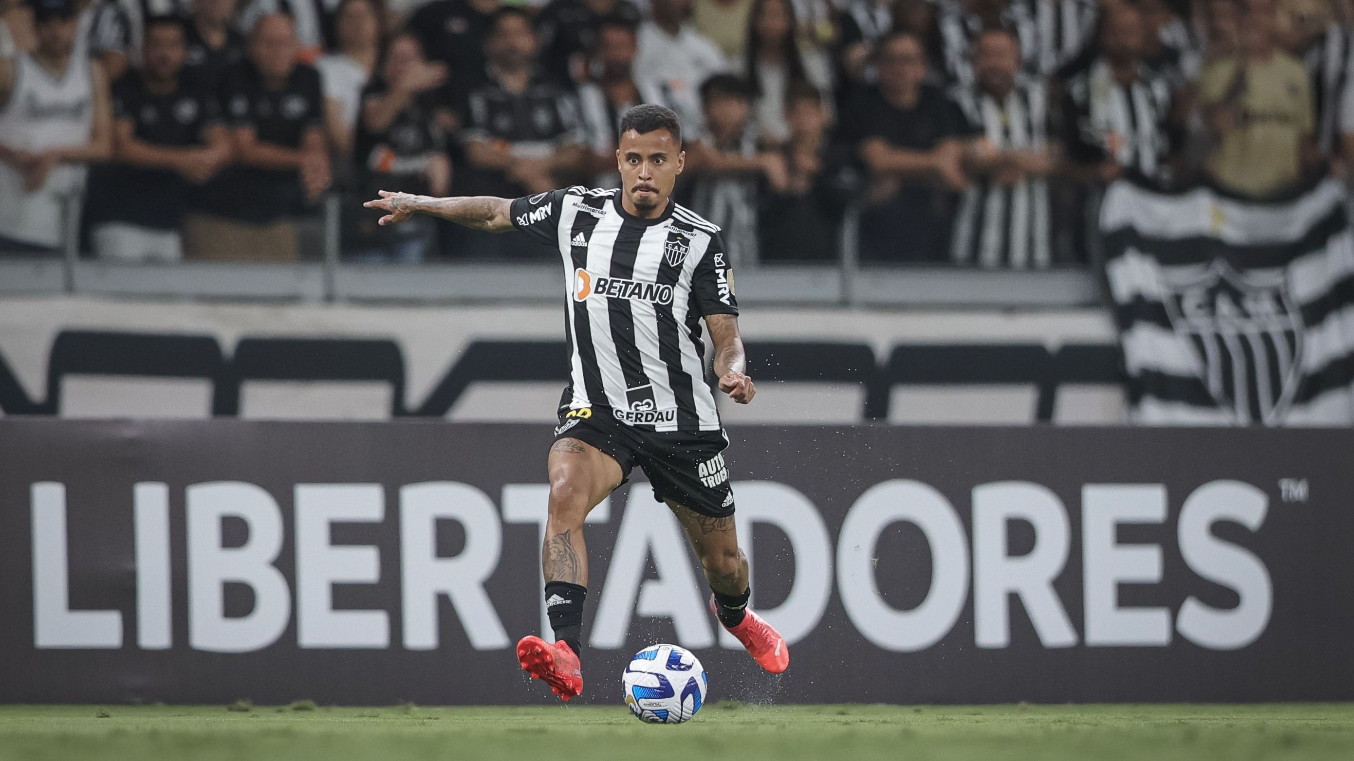 Allan em seu último jogo pelo Atlético, em março, antes de se lesionar