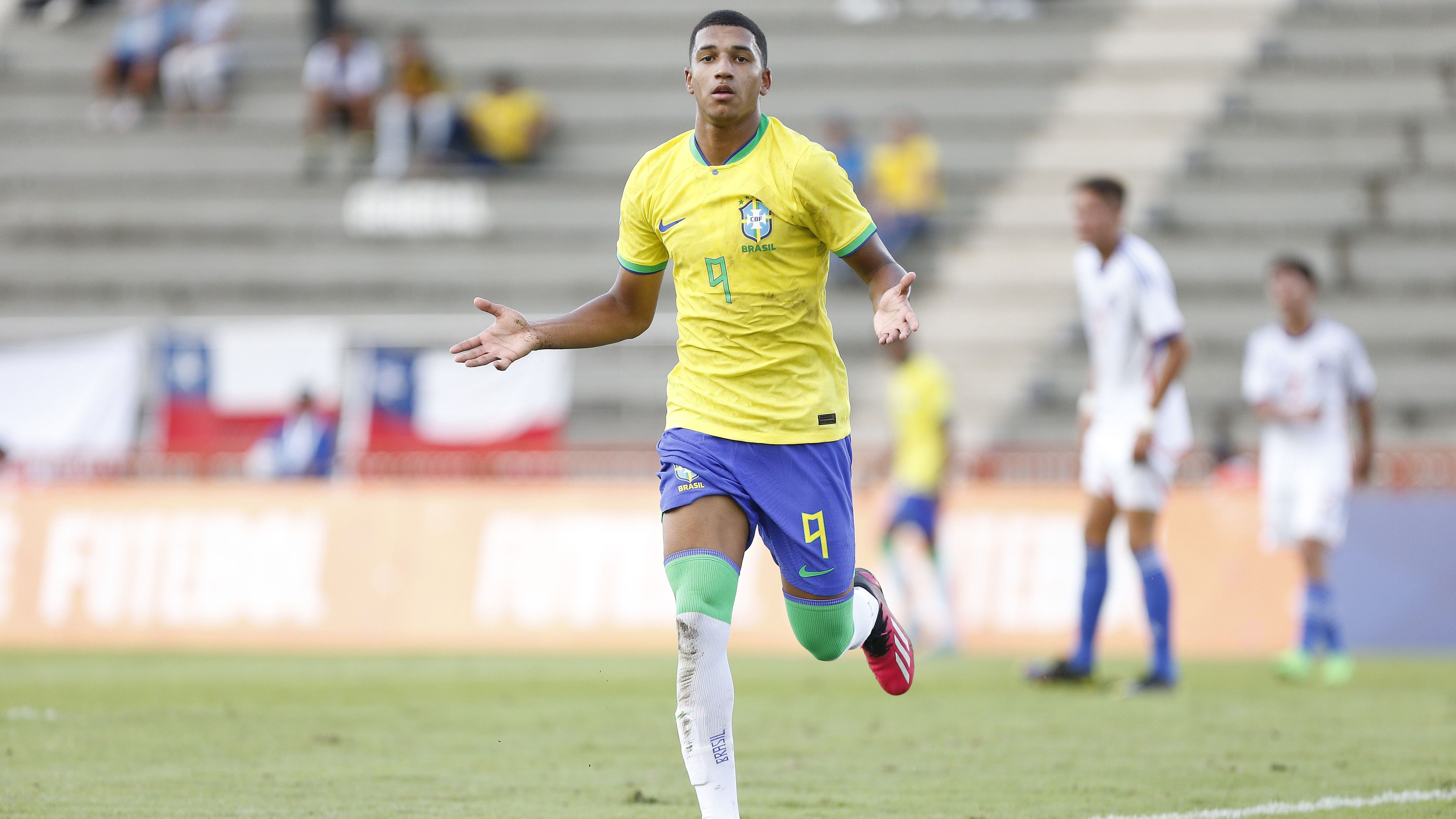 Kauã Elias comemora um dos seus gols pela Seleção Brasileira Sub-17