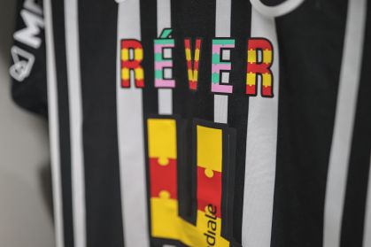 Uma das camisas da ação do Galo