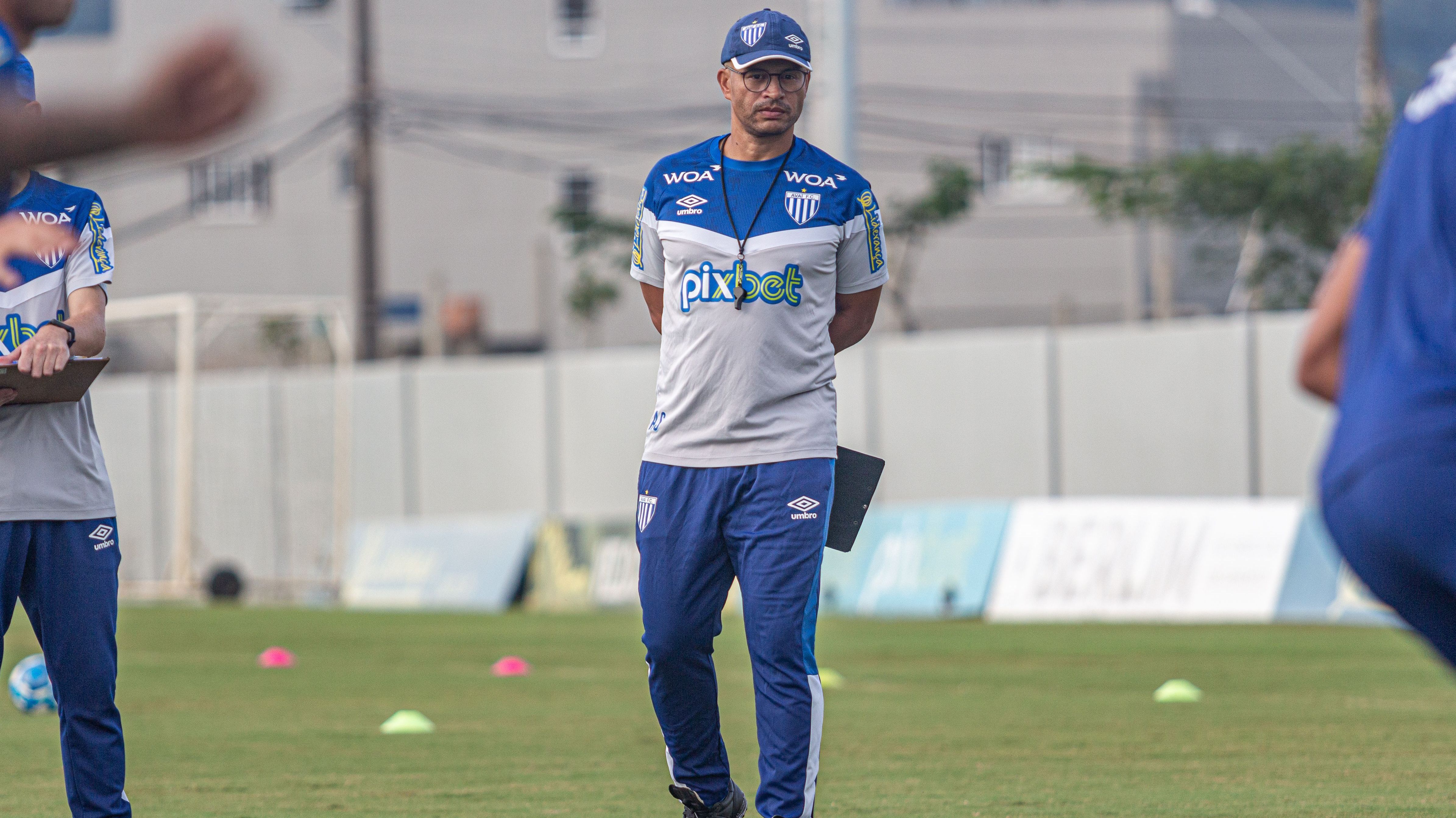Alex comandando treino pelo Avaí