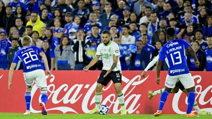 Felipe Azevedo é cercado por jogadores do Millonarios na Colômbia