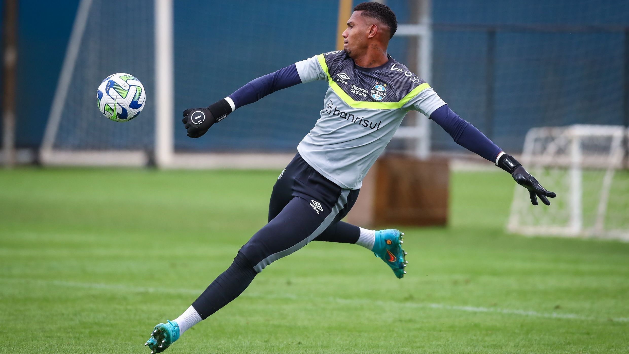 Adriel treinou normalmente com o Grêmio essa semana