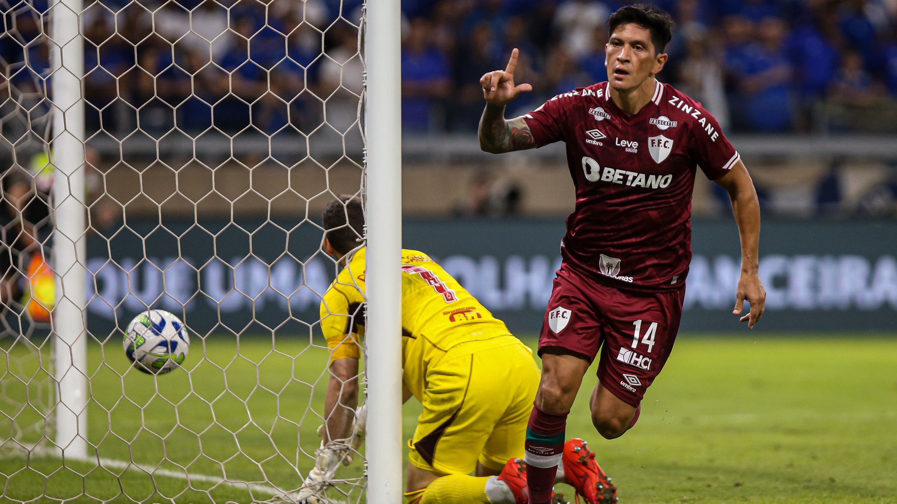 Cano comemora gol marcado contra o Cruzeiro pelo Campeonato Brasileiro