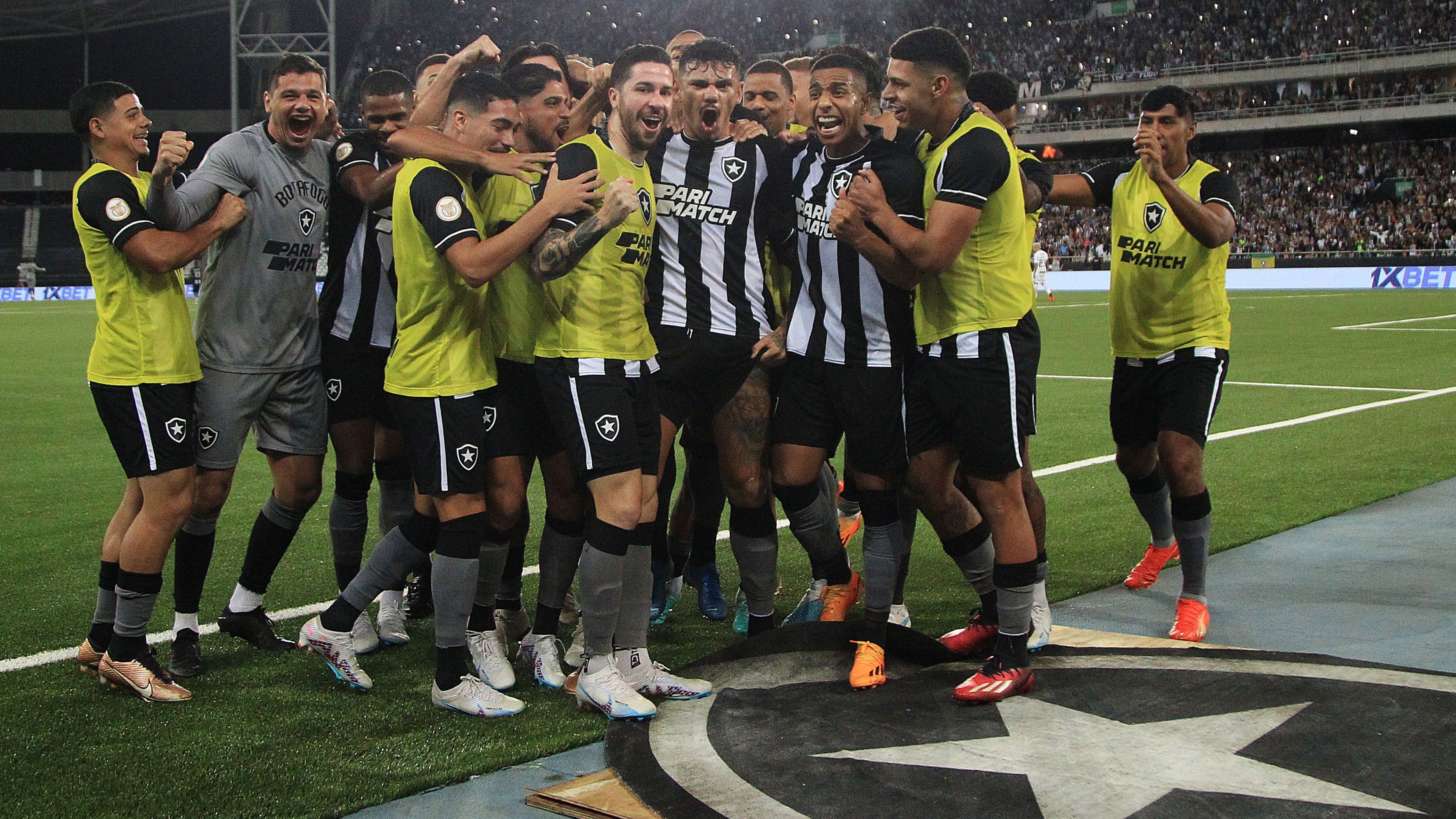 Elenco do Botafogo comemora a vitória sobre o Corinthians e o 100% de aproveitamento no Brasileirão