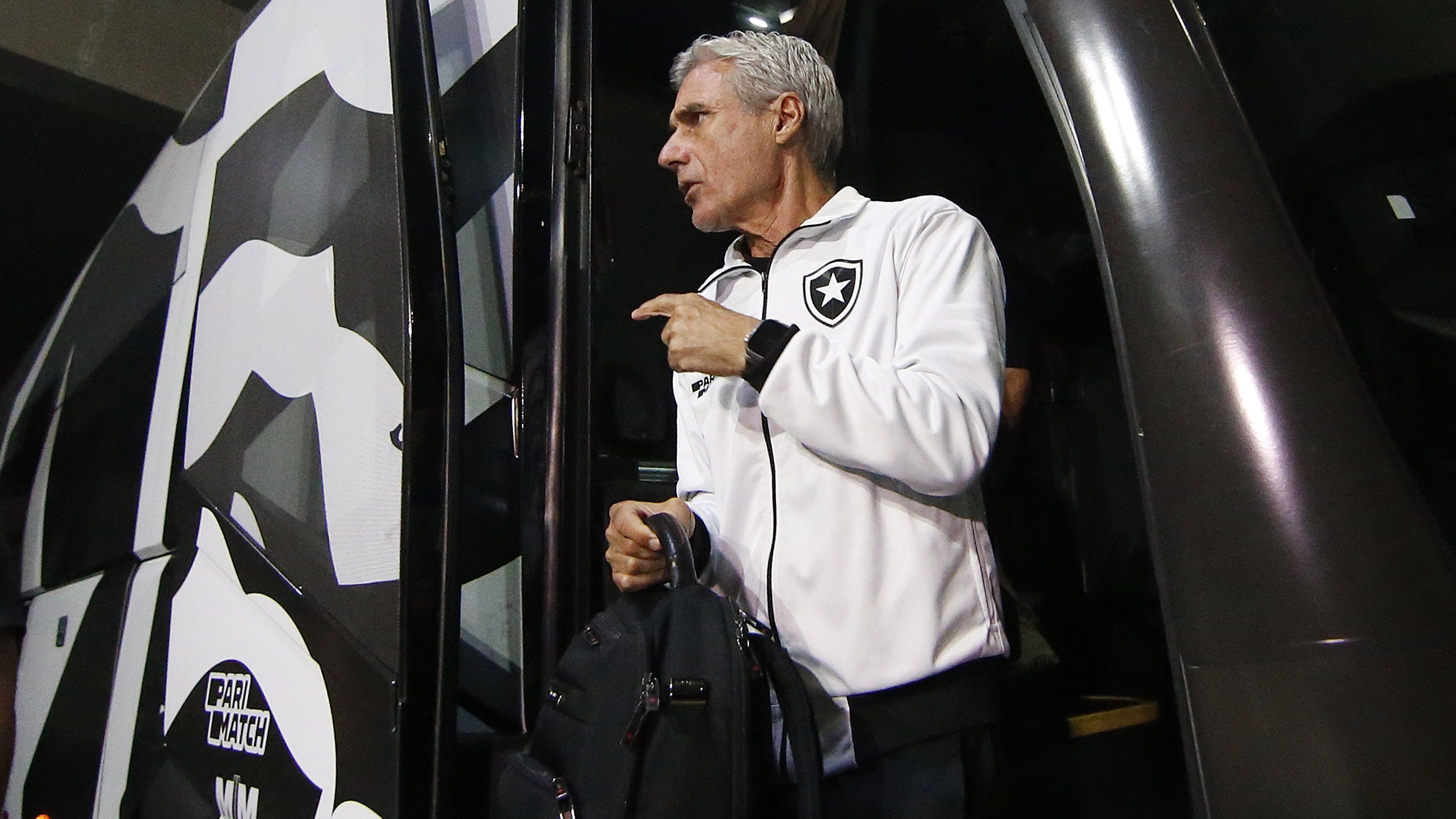 Luís Castro na chegada ao estádio Nilton Santos
