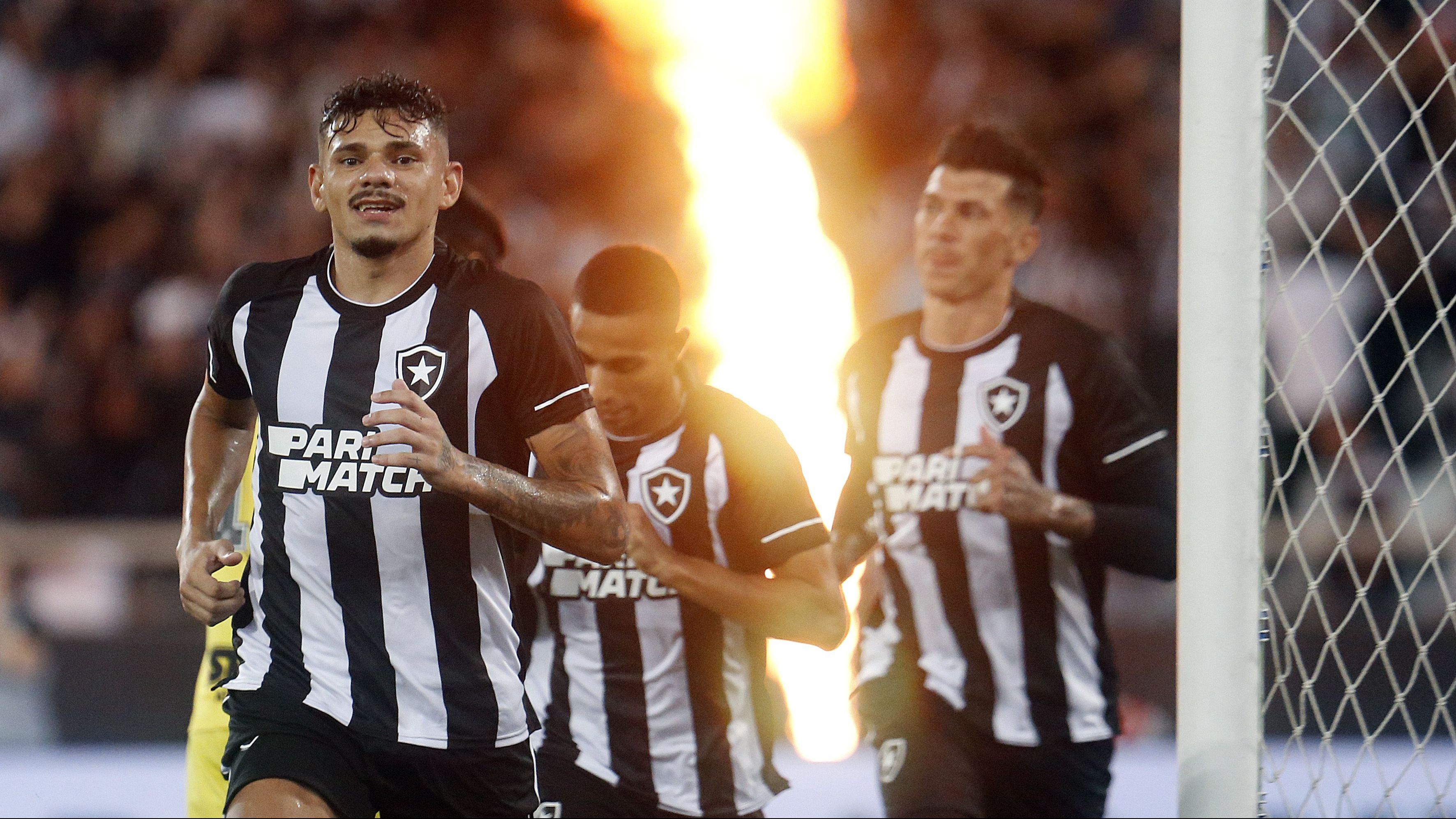 Tiquinho Soares marcou dois gols na vitória do Botafogo diante do Corinthians