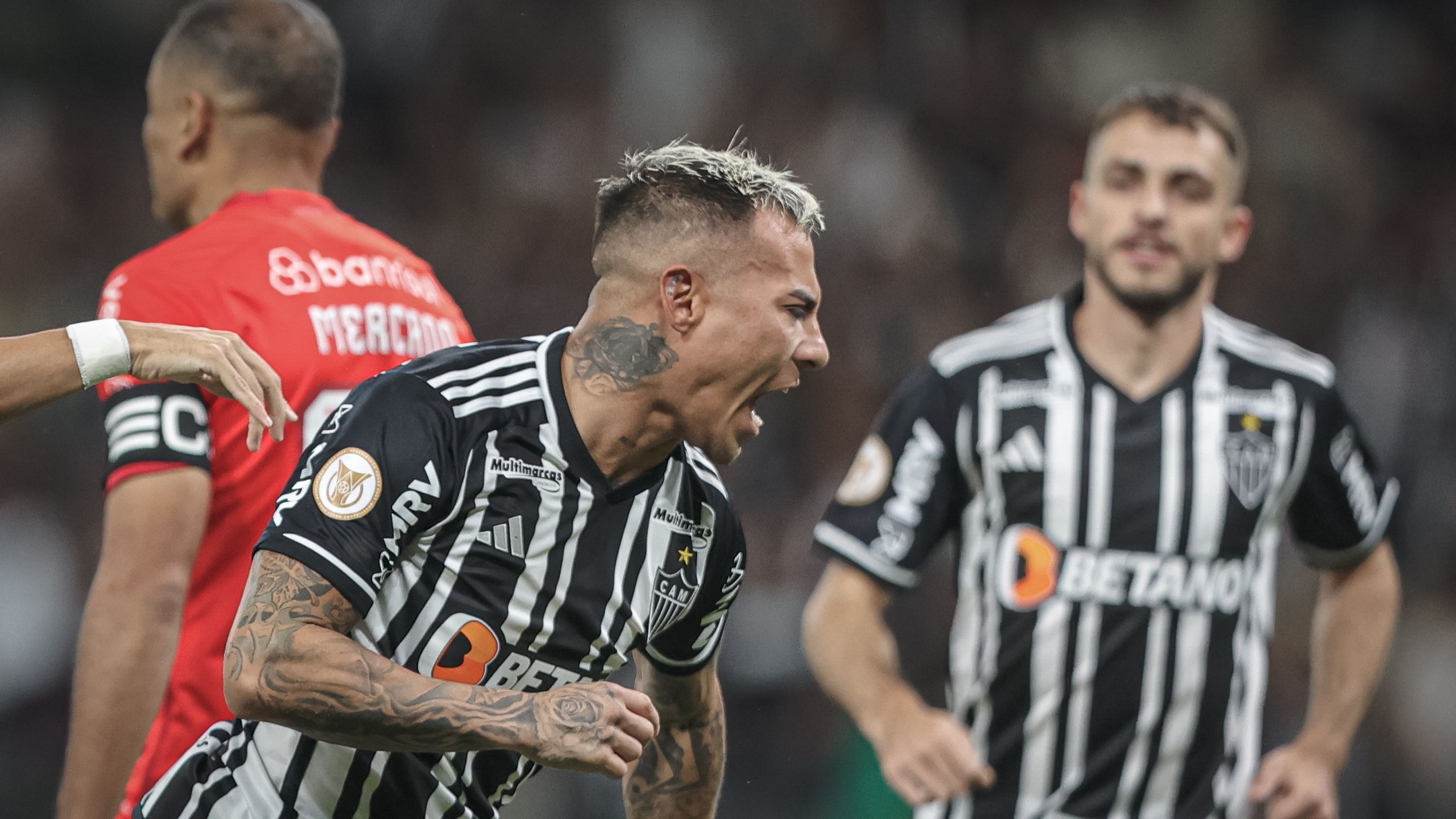 Vargas comemora o primeiro gol do Atlético-MG sobre o Internacional