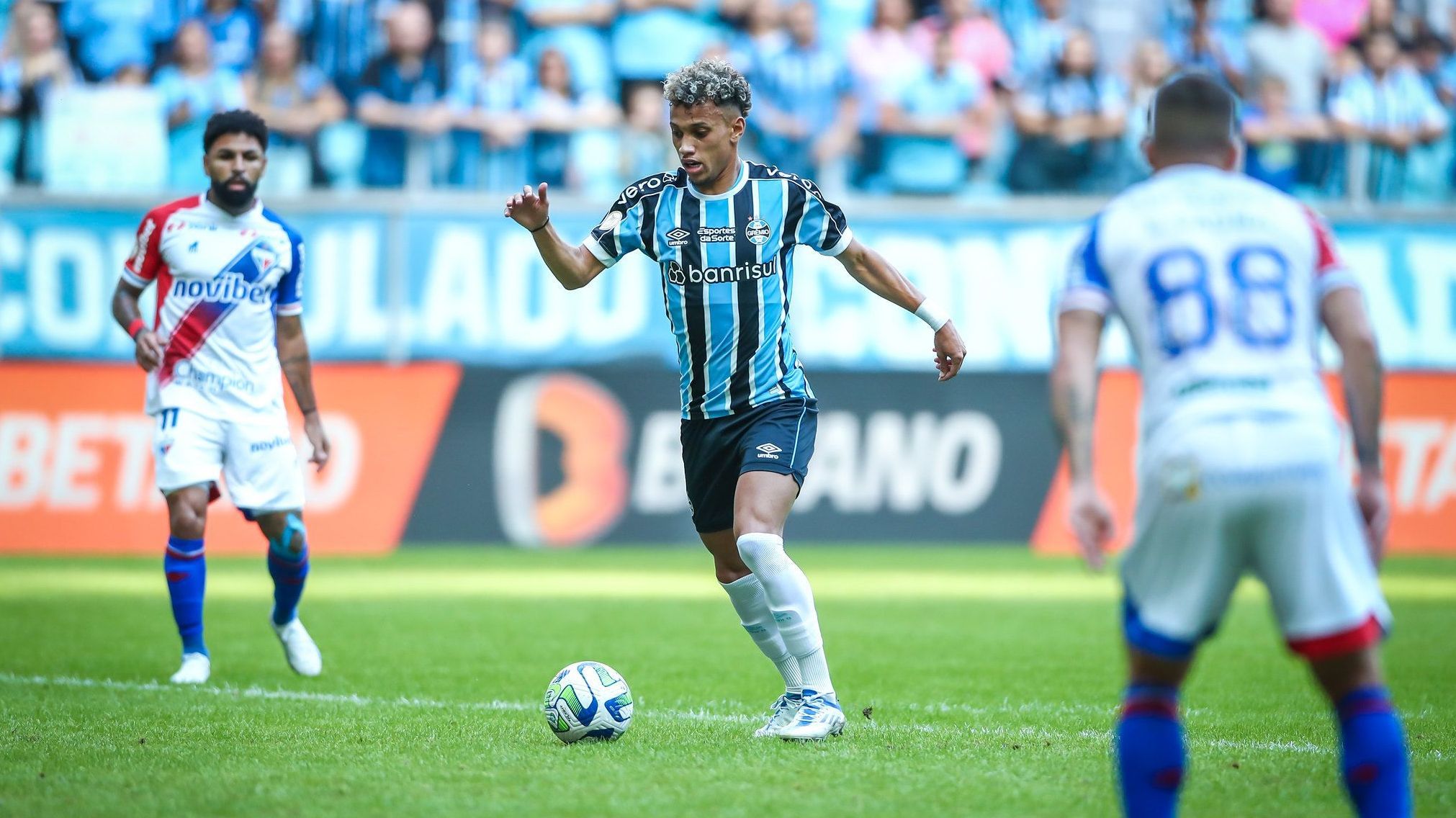 Bitello em ação pelo Grêmio contra o Fortaleza